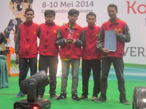 Tim Robot UAD saat Menerima Penghargaan pada KRI 2014 di Unissula Semarang